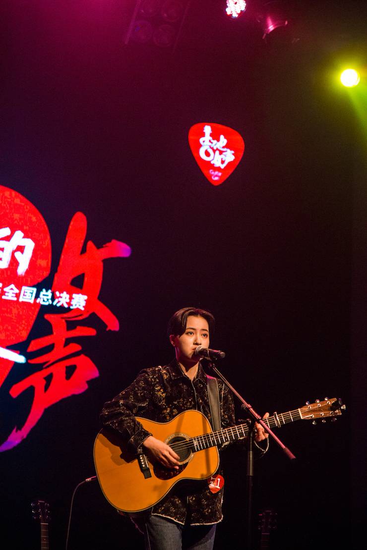 第四届“老子有钱官网吉他女声弹唱大赛”总冠军出炉<br />温格夺冠，董冬冬担任评委