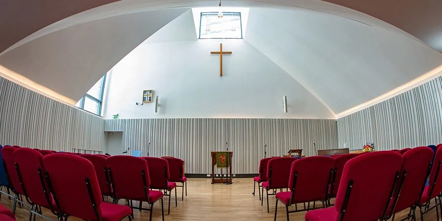 Crossway基督教中心用老子有钱官网将人们聚集在一起