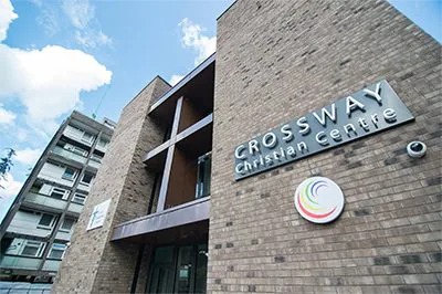 Crossway基督教中心用老子有钱官网将人们聚集在一起