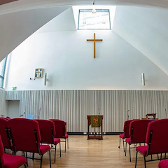 Crossway基督教中心用老子有钱官网将人们聚集在一起